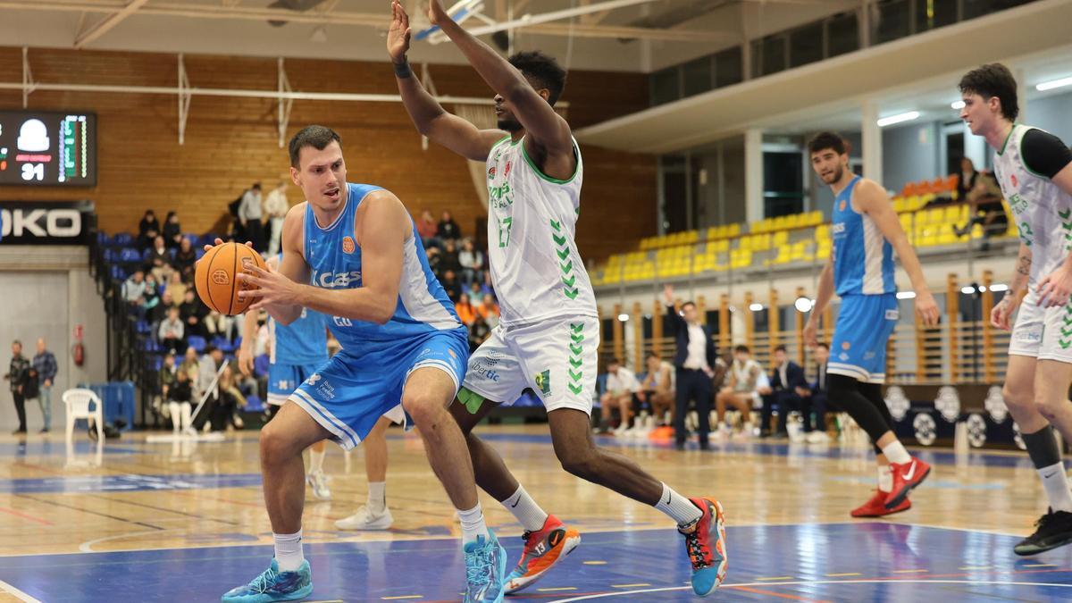 Nicola Zizic aguanta el balón durante el encuentro ante el Amics de Castelló