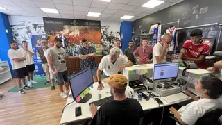 El Real Avilés abre la campaña de nuevos socios y la afición responde con dos horas de cola
