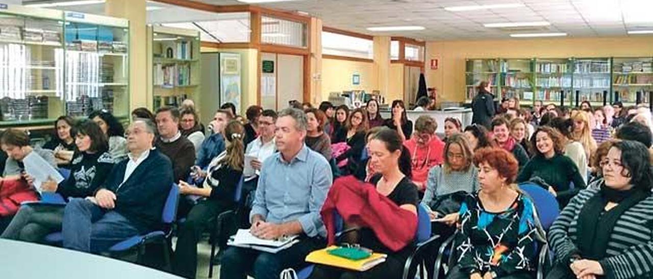 Els docents de l´Escola Oficial d´Idiomes participaren en una sessió impartida per Joana Aina Pol i Núria Vallugera.