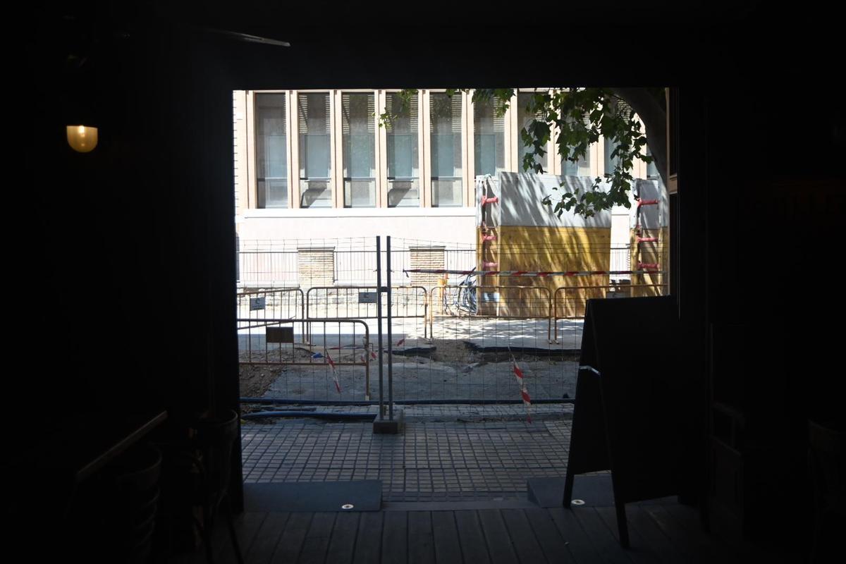 La calle Pedro Cerbuna en obras sin terrazas en el exterior de los bares