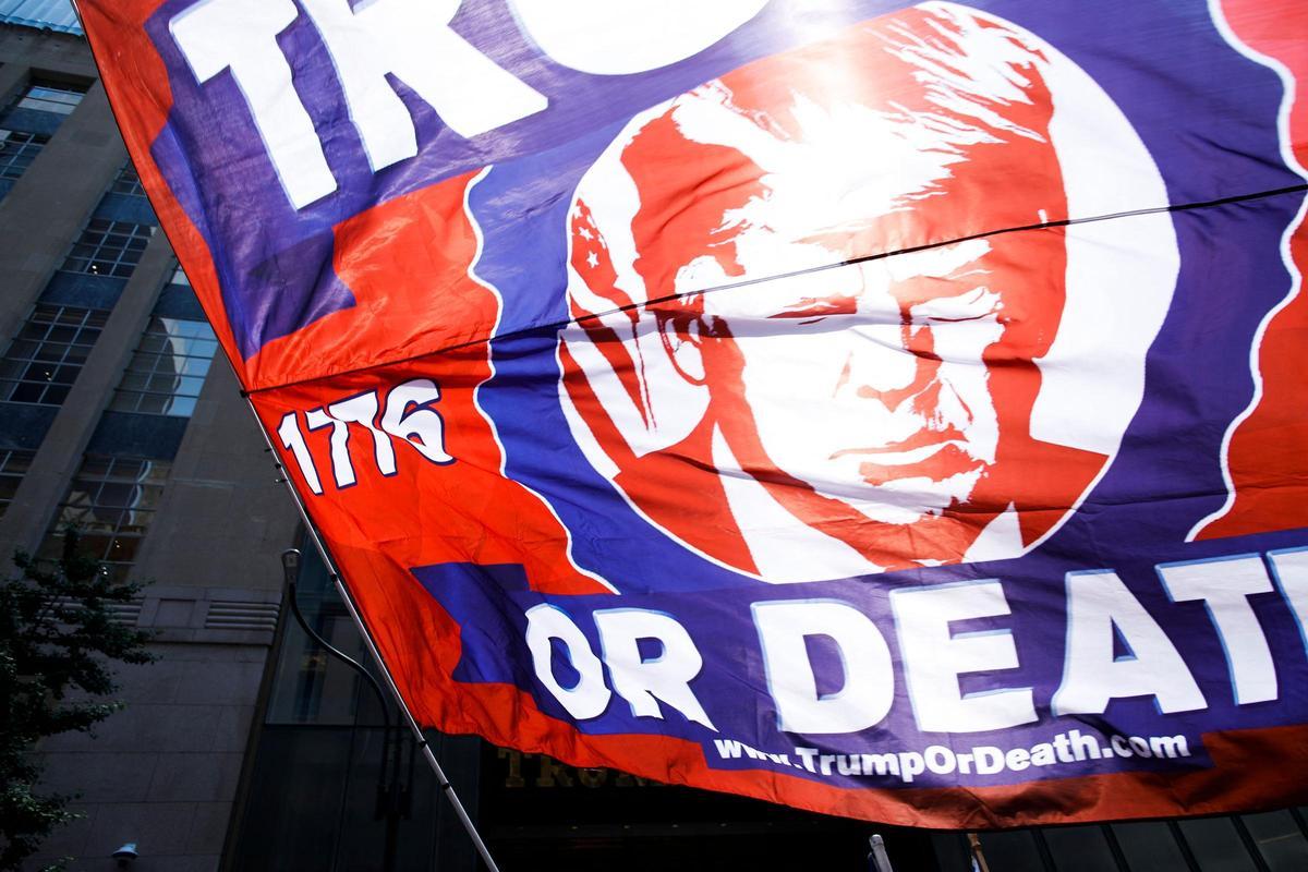Los partidarios del expresidente estadounidense Donald Trump se reúnen frente a la Torre Trump en Nueva York.