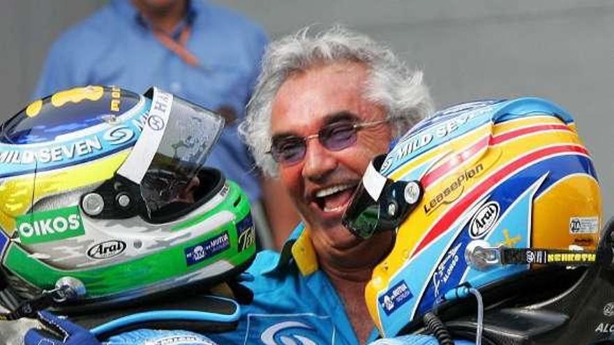 Fisichella y Alonso se abrazan con Briatore. / ahmad yusni / efe