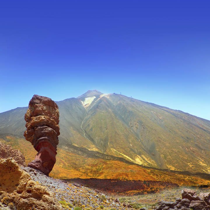 El Roque Cinchado, en primer plano, y el Teide.