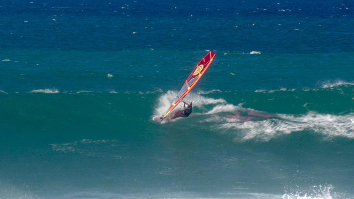 Michael Friedl surfeando en el Campeonato Mundial de Maui.