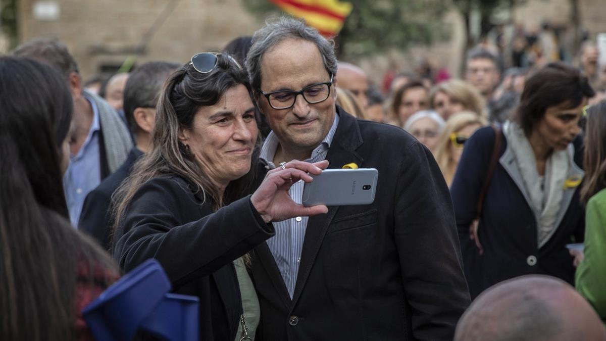 El president Quim Torra durante la concentración a favor de los presos políticos, ayer, en la Plaça de la Catedral.