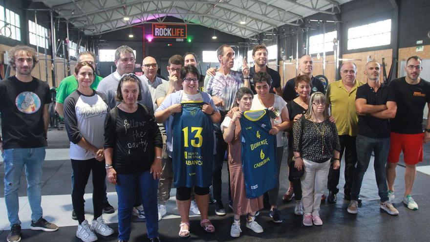Las deportistas de Aspanas y As Burgas mostraron las camisetas en la presentación. |  // IÑAKI OSORIO