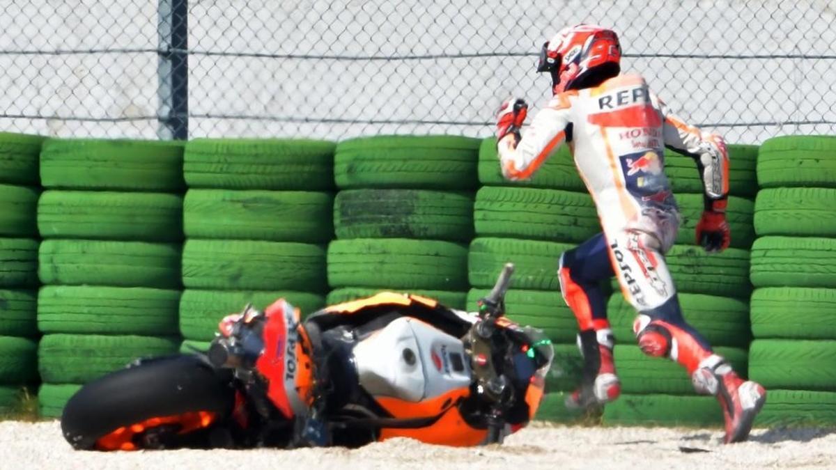 Marc Márquez sale corriendo a pie, disparado, a buscar su segunda moto tras caerse en Misano.