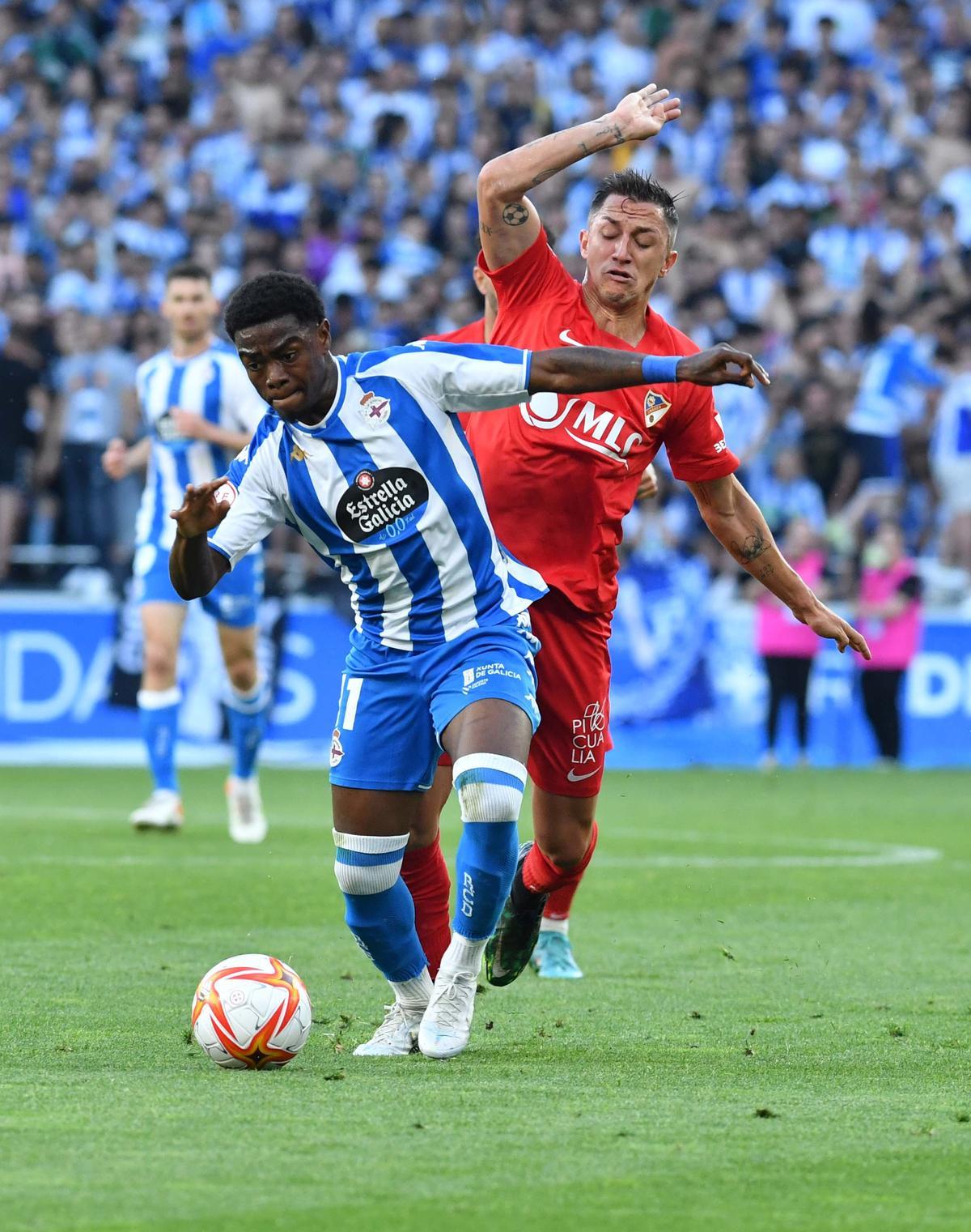 Carracedo (Linares) pugna con William (Depor) en la semifinal del play off de ascenso a Segunda.