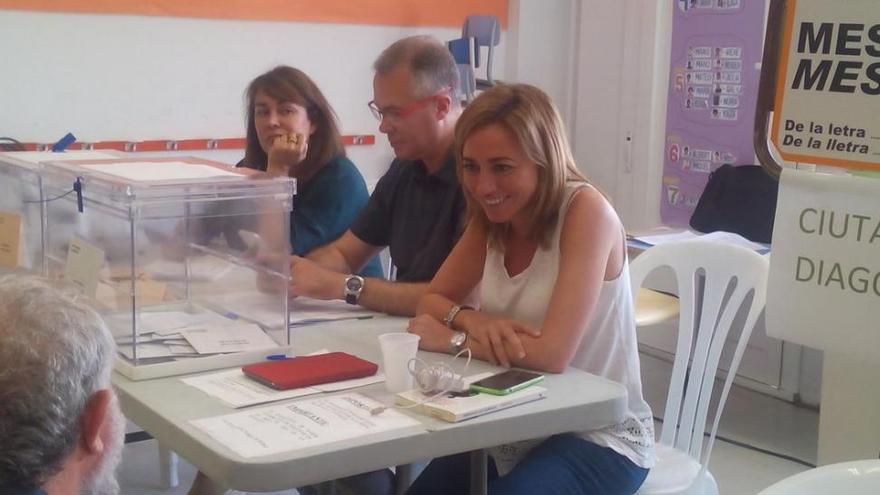 Carme Chacón, vocal en una mesa en Esplugues al no acudir el titular