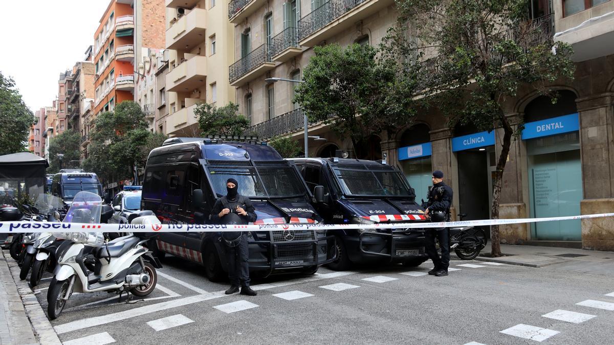 Dispositivo para desalojar un bloque en Vallcarca ocupado para alojar barraquistas