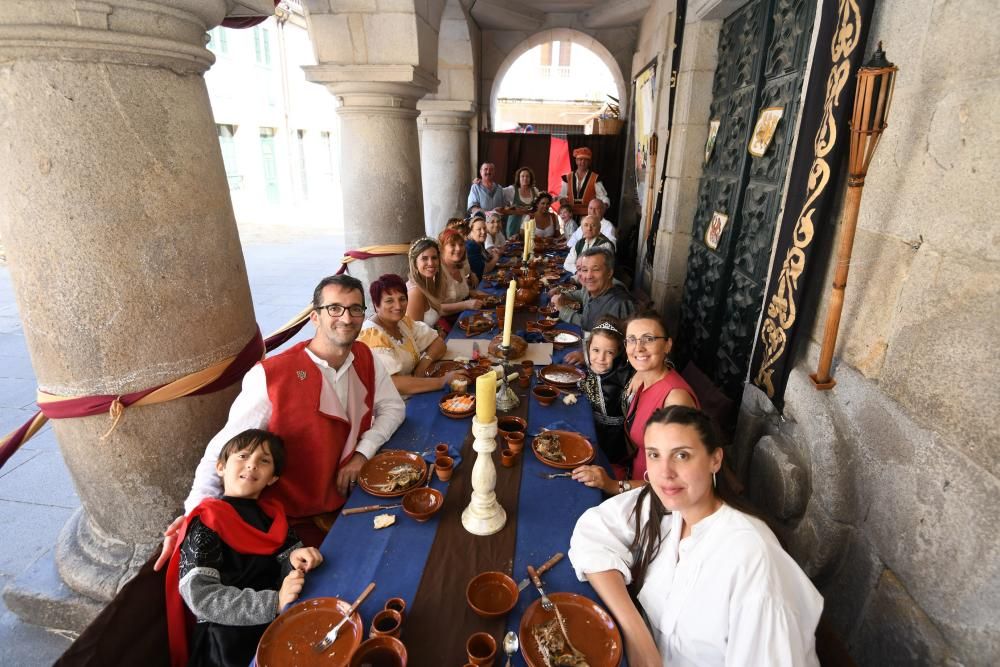 Miles de asistentes consolidan la Feira Franca como una de las fiestas históricas más destacadas de Galicia