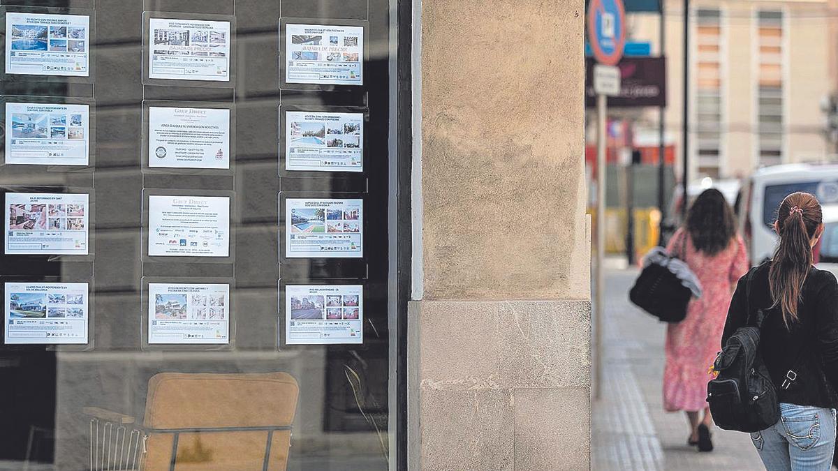 Anuncios de viviendas en venta y alquiler en una inmobiliaria de Palma de Mallorca