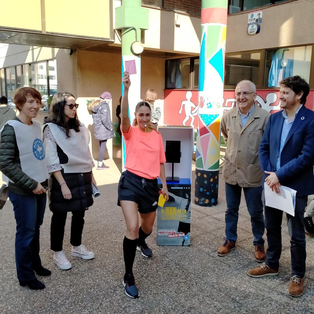 A la derecha de la imagen, el director general Ordenación, Evaluación y Equidad Educativa, David Artime, y el director del centro, José Eugenio Ramos López, en la actividad de Médicos del Mundo.