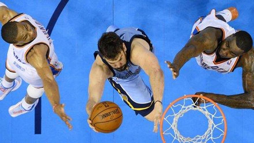 Marc Gasol trata de anotar bajo canasta.