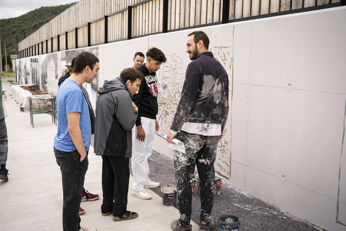 Com és el nou mural de 47 metres dedicat a la història ferroviària de Balsareny? Com és el nou mural de 47 metres dedicat a la història ferroviària de Balsareny?