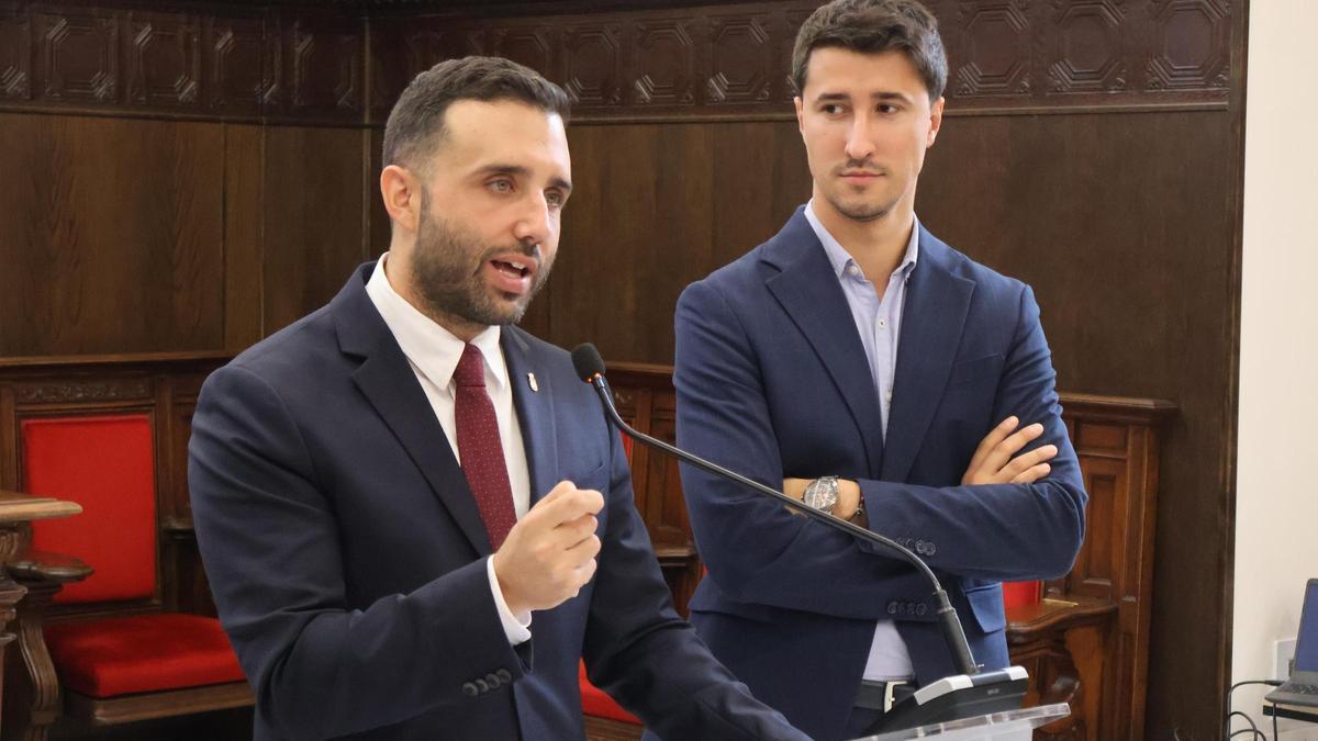 El alcalde, Darío Moreno, y el concejal de Hacienda, Toni Iborra, durante la presentación de los presupuestos de 2025.