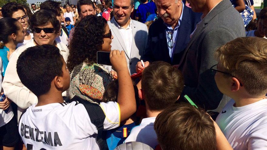 Vicente del Bosque, junto a Elías Bendodo, aclamado por los vecinos de Cuevas de San Marcos durante su visita a la localidad malagueña.