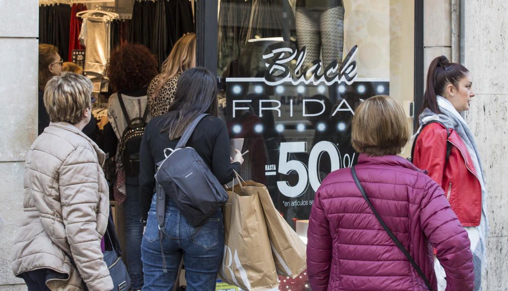 El Black Friday colapsa el centro de Alicante