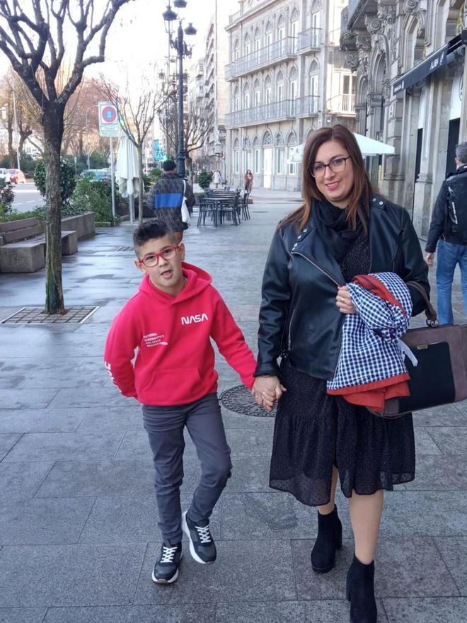 Natalia González y su hijo Diego pasean por Vigo.  