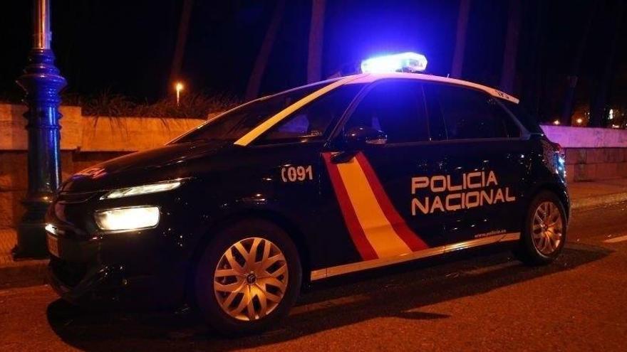 Abusa de una joven y agrede a un policía en una discoteca de València