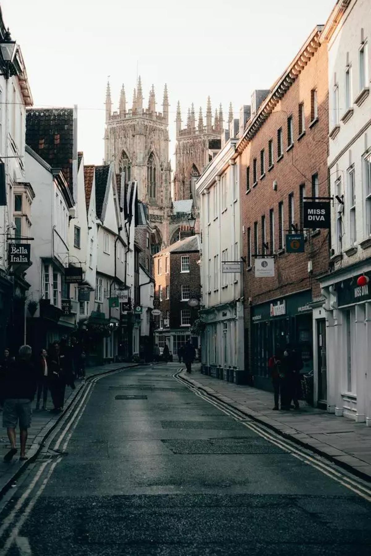 Las callejuelas de York se recortan contra sus edificios emblemáticos