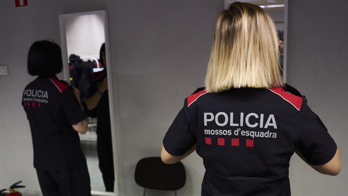 Dos agentes, probándose los nuevos uniformes. Dos agentes, probándose los nuevos uniformes.