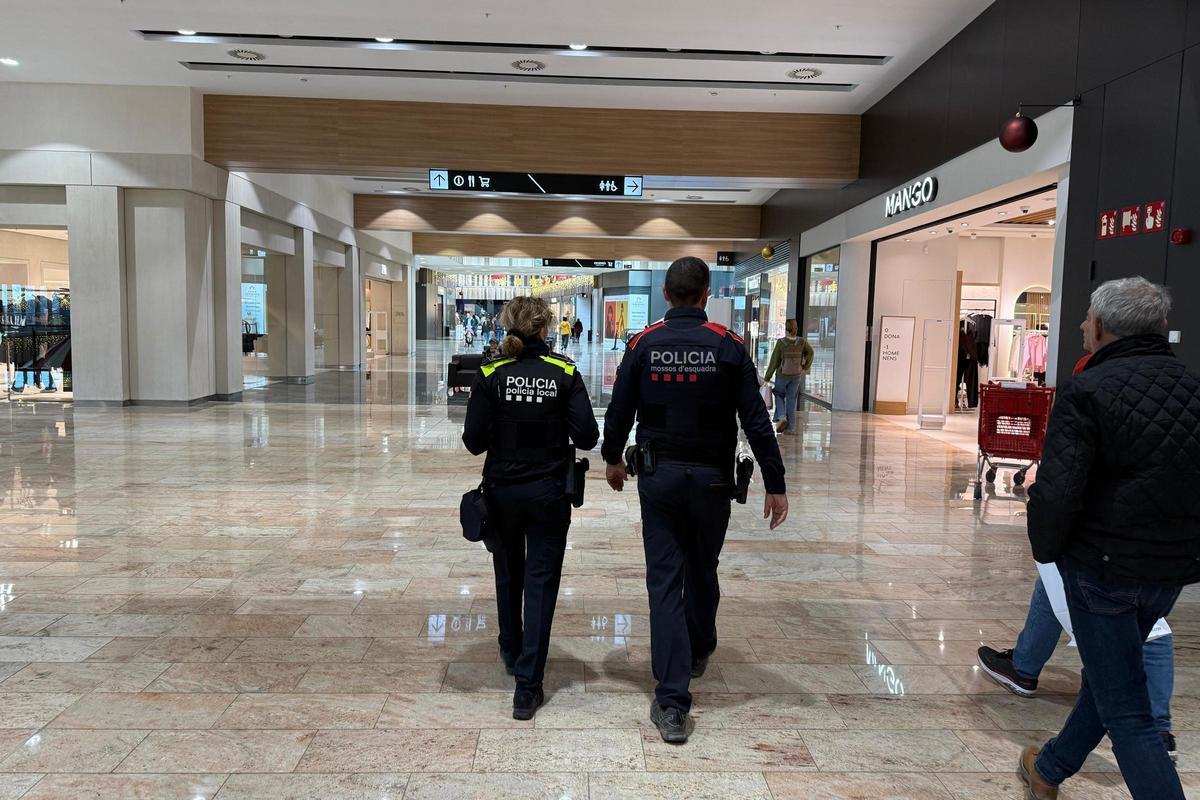 Dos agentes caminan por el centro Gran Jonquera.