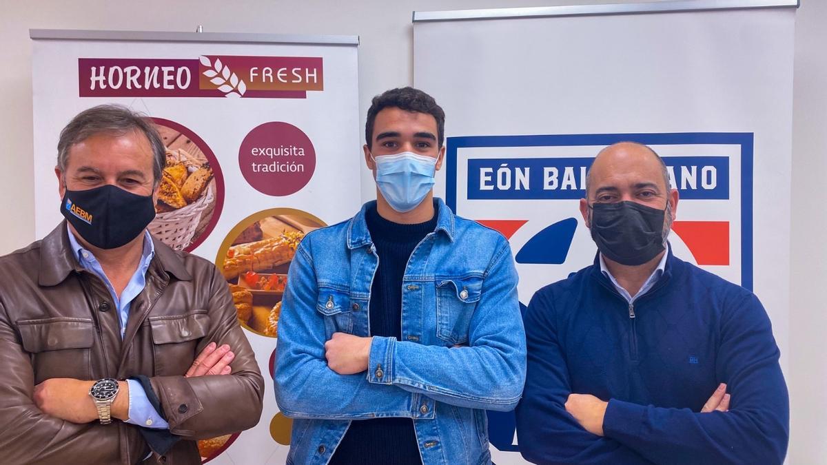 José Cremades, &#039;Ñago&#039;, director general, y Pepe Sánchez, presidente, posan junto a David Quiles tras la firma de su nuevo contrato.