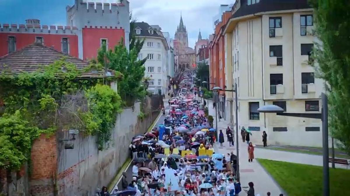 La marcha de la "amabilidá" por las calles de Oviedo.