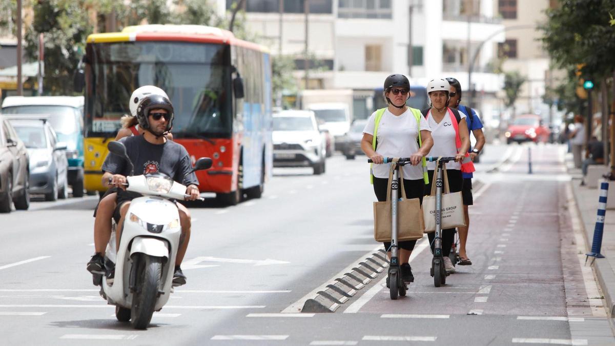 Patinetes eléctricos circulando en el carril bici de la avenida Isidor Macabich.