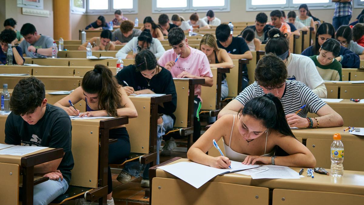 Alumnos durante uno de los exámenes de la EBAU, en la Facultad de Derecho de Cáceres, ayer.