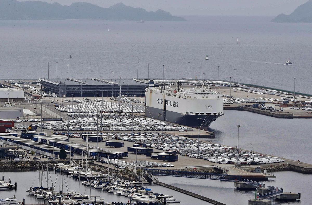 Terminal portuaria de Bouzas, 
con el Ro-Ro “Höegh 
Yokohama” antes de partir 
rumbo a Tánger.   | // PABLO HERNÁNDEZ GAMARRA