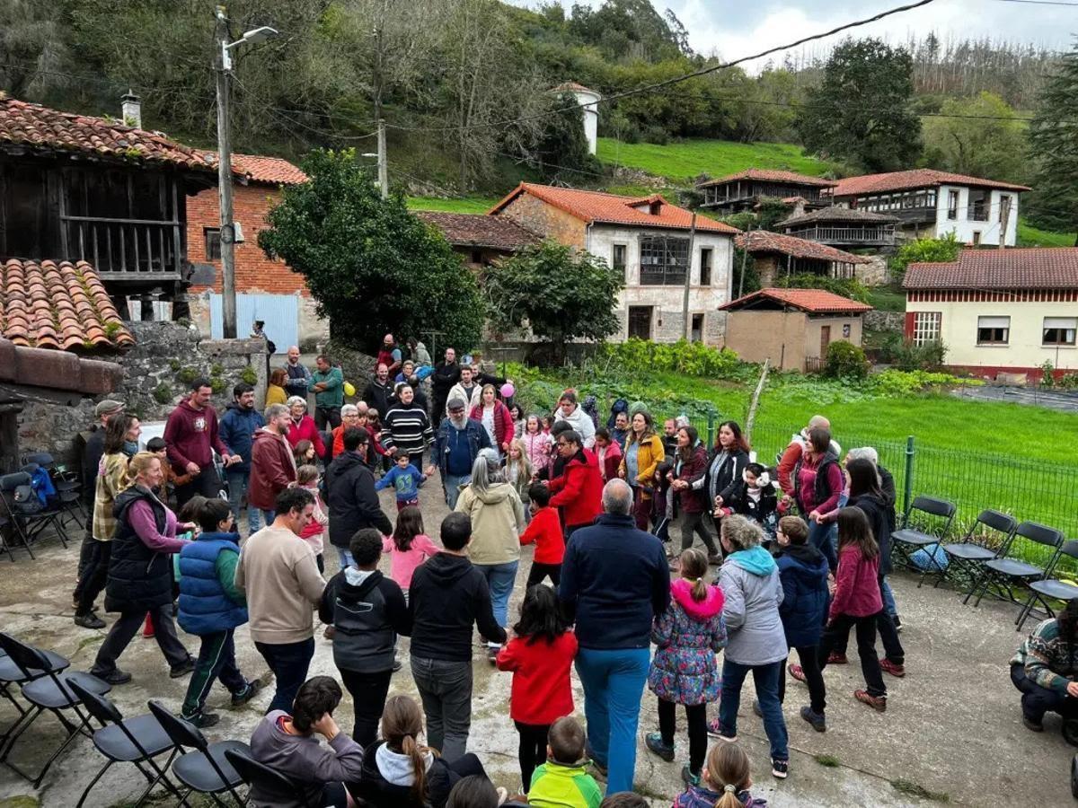 Una actividad del programa "ConCiencia Histórica" en Ambás (Grado).