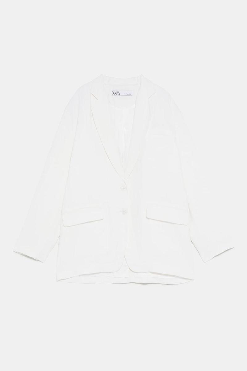 Chaqueta blanca de lino oversize de Zara. (Precio: 79, 95 euros)