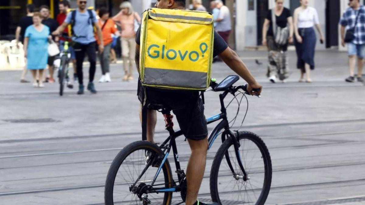 Un repartidor de Glovo en bici a su paso por el paseo Independencia de Zaragoza. JAIME GALINDO