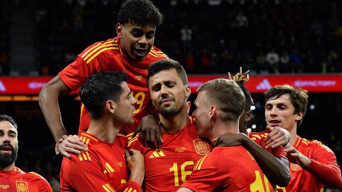 Los jugadores españoles durante la celebración de un gol