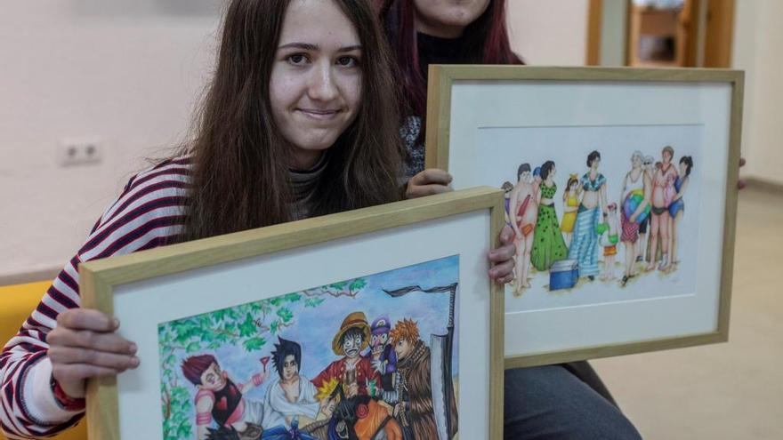 Las estudiantes del María de Molina Marta Fresnadillo y Elena Tomé con dos cuadros suyos.