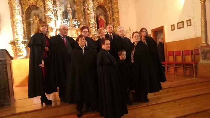 Foto de familia de vecinos vistiendo la capa en la iglesia de Villanázar.