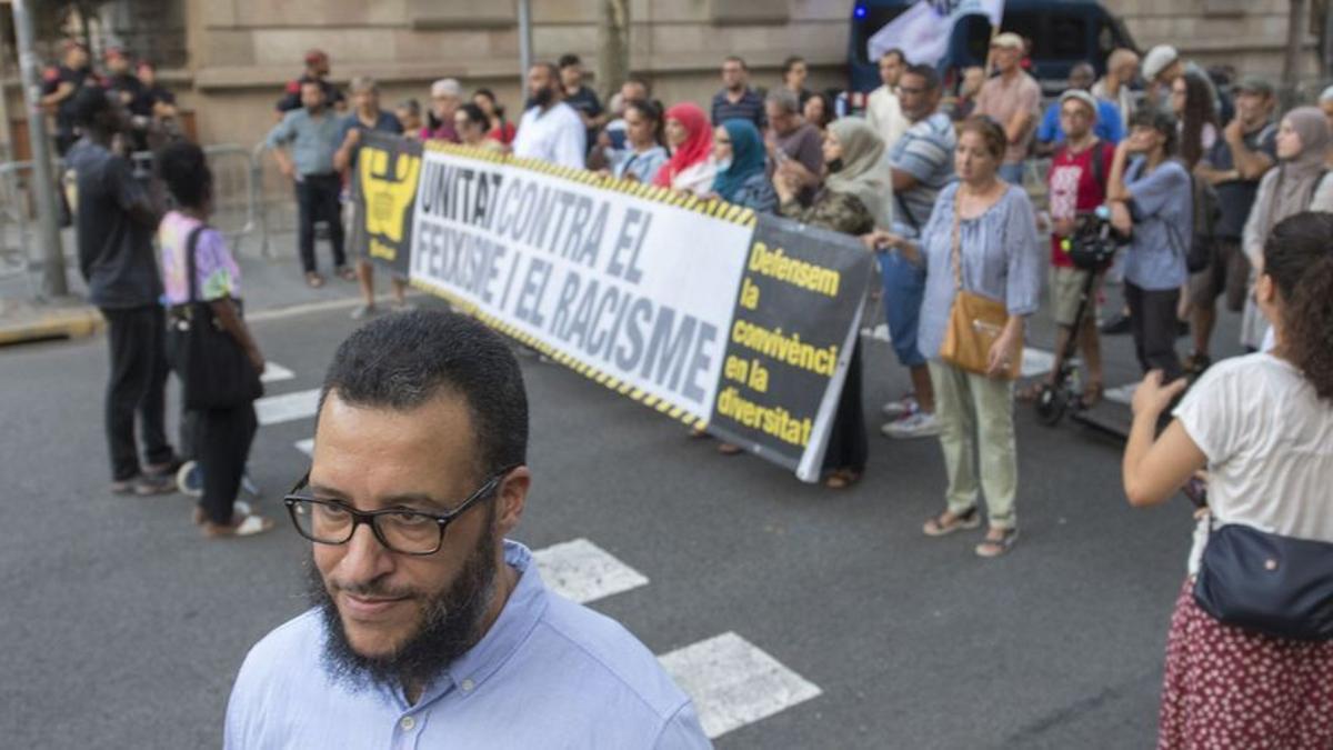 Mohamed Said Badaoui recibe muestras de solidaridad en un acto de protesta frente a la Delegación de Gobierno.