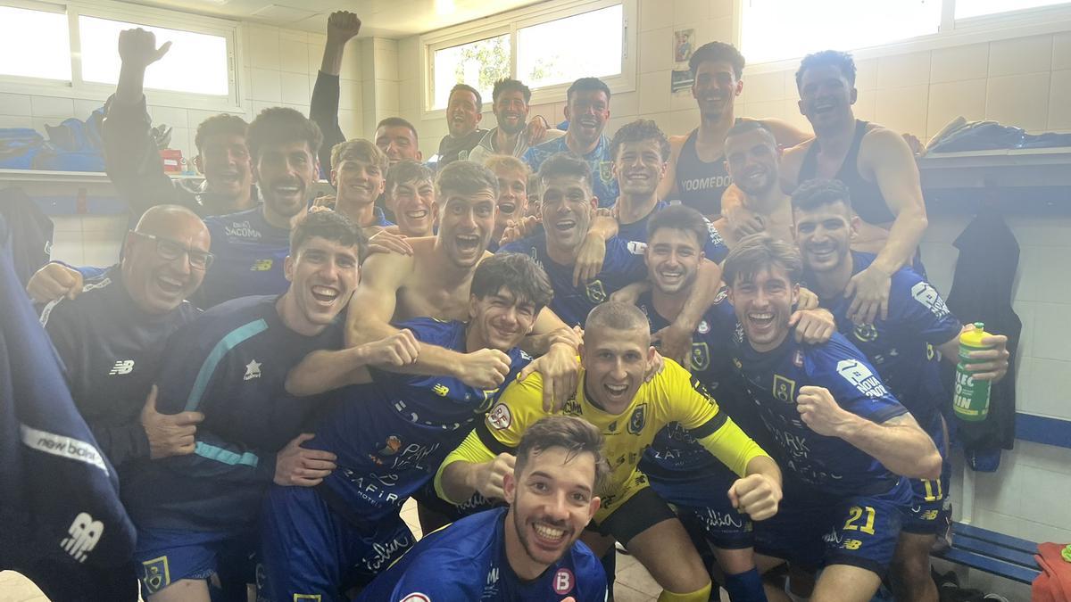 Los jugadores del Andratx celebran en el vestuario el triunfo ante el Valencia Mestalla