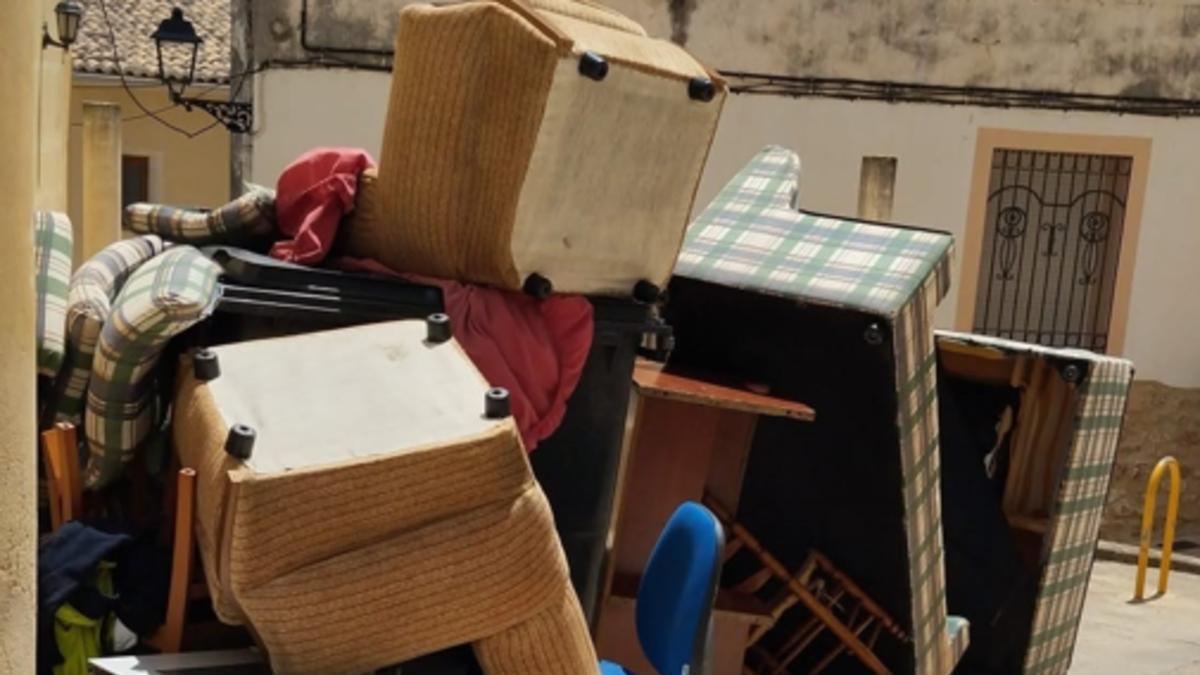 Trastos viejos acumulados sin control dentro del municipio de Palma de Gandia