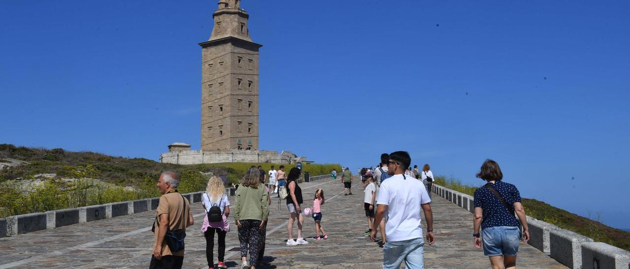 Turistas visitan la Torre de Hércules