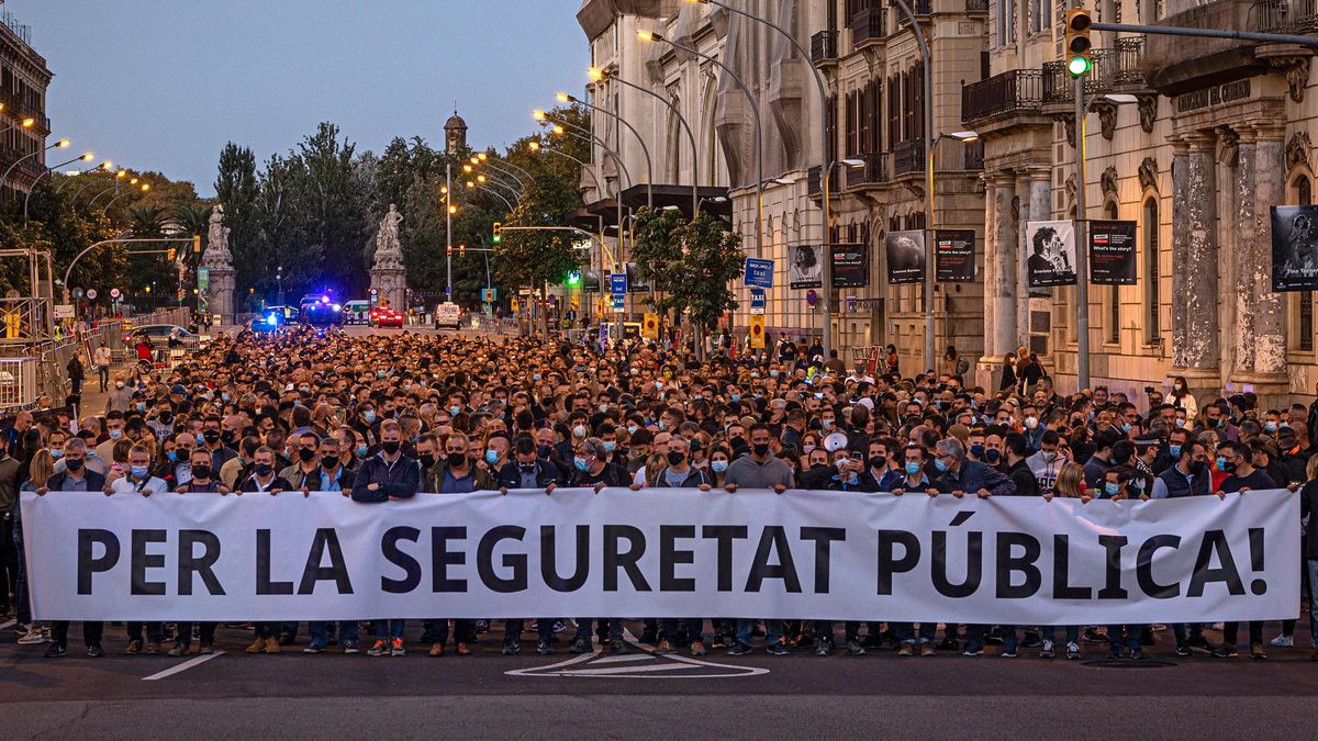 Manifestación de policías por las calles de Barcelona para exigir respeto y dignidad