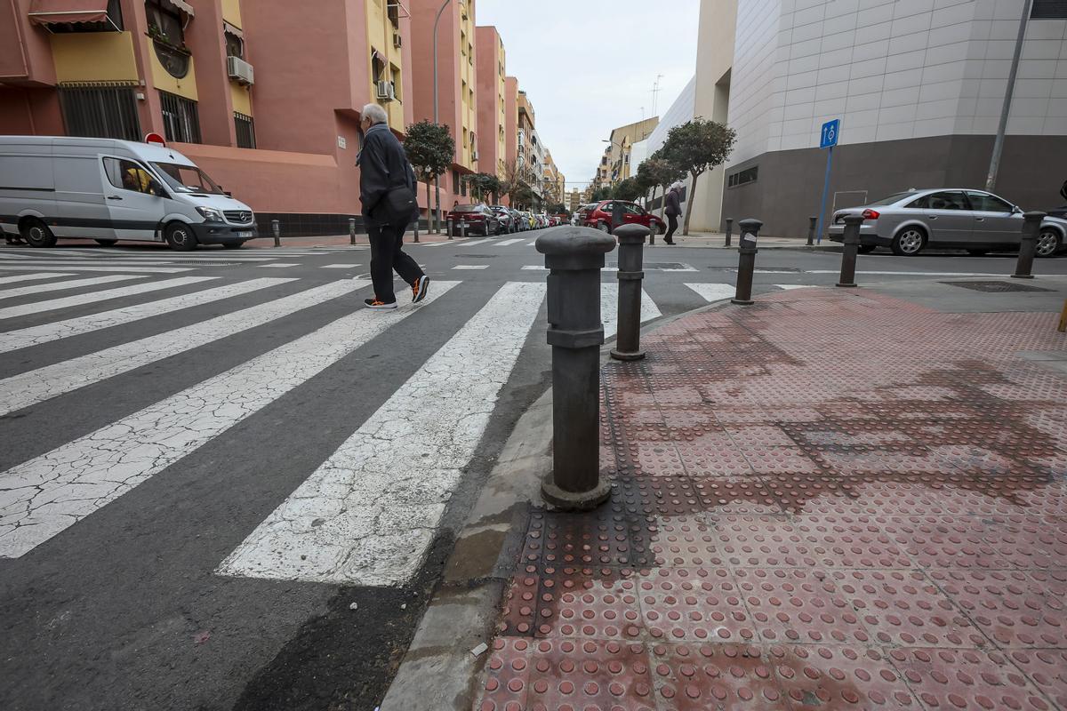 Orines en una acera del barrio de Benalúa, este martes.