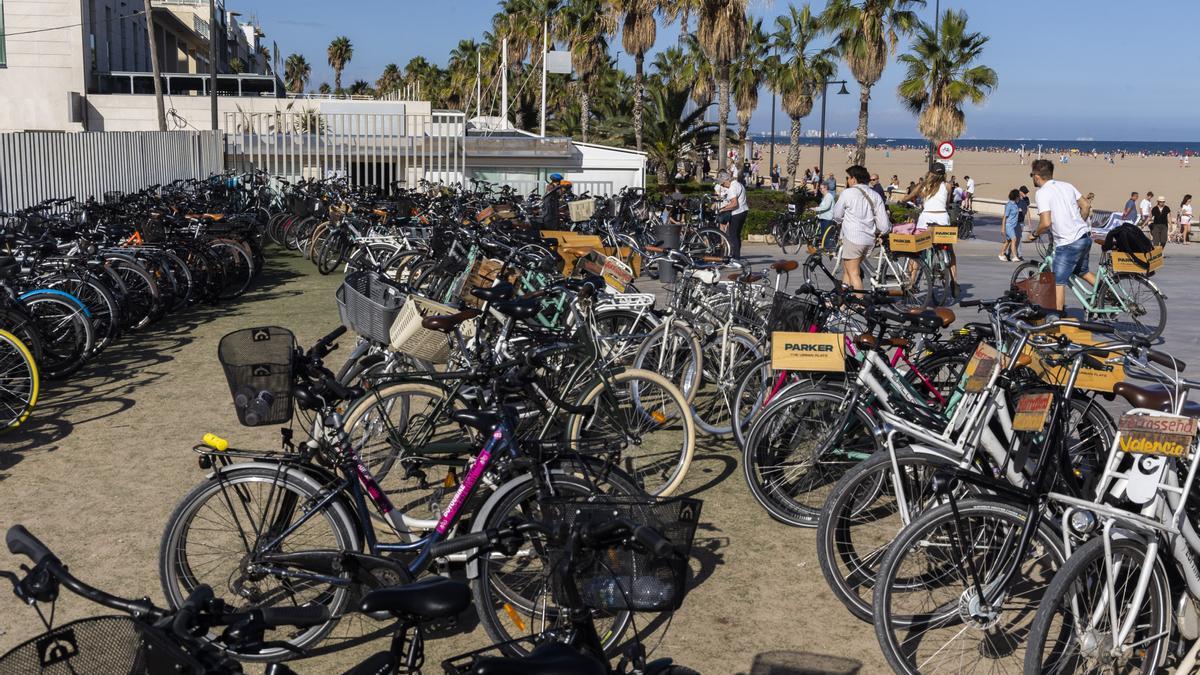 Llenazo del parking de bicis del paseo Neptuno en la playa de Valencia en el día de Todos Los Santos