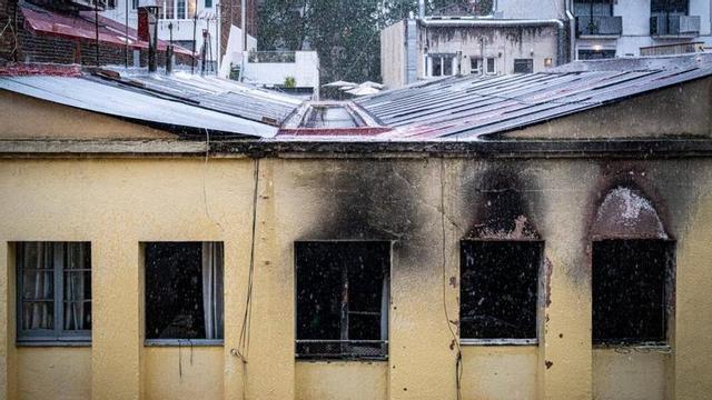 L’edifici del Poblenou que va patir un incendi dimarts. | MANU MITRU