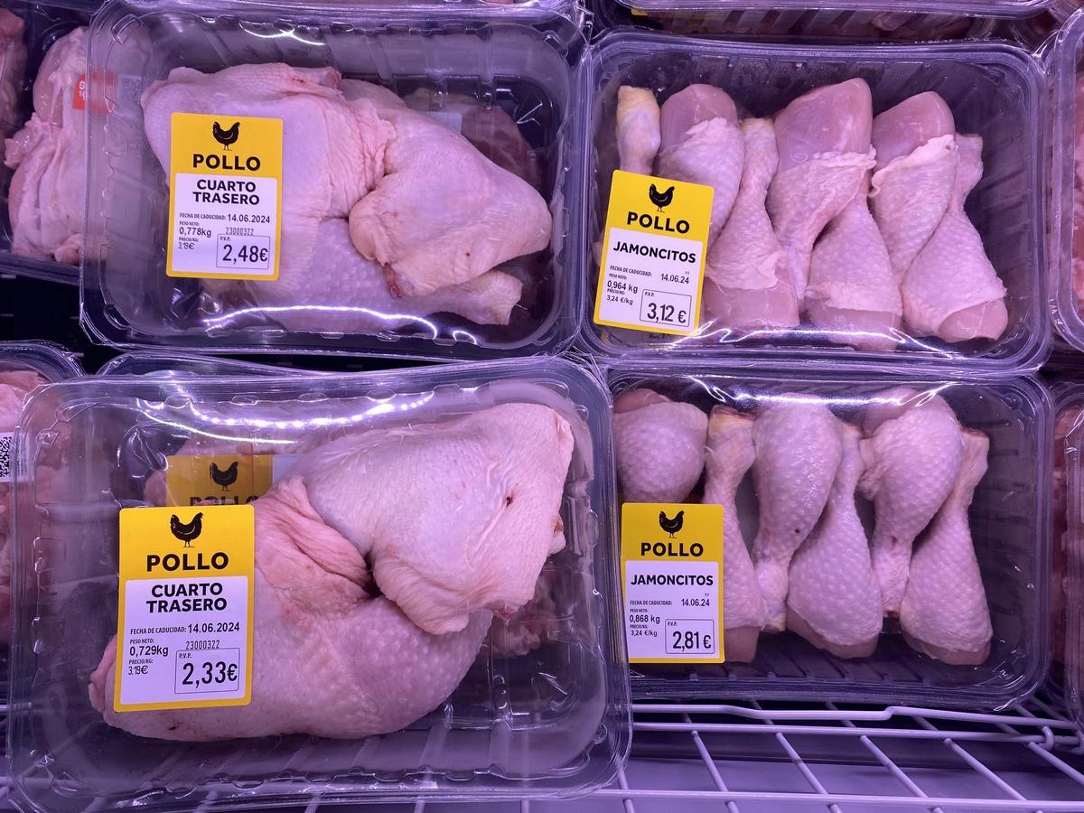 El 70% del pollo de una gran cadena de supermercados está contaminado con bacterias resistentes