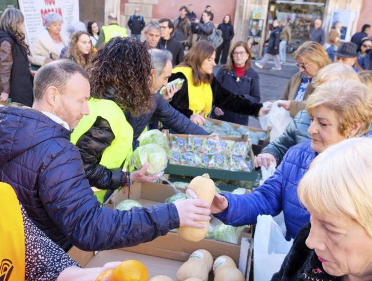 Cooperativas y productores entregaron alrededor de 20.000 kilos de manera totalmente gratuita.