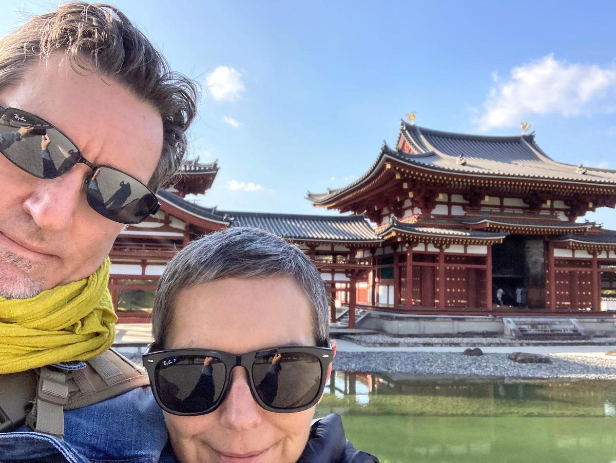 Arturo Escandón y su pareja Giselle Fernández, en Japón