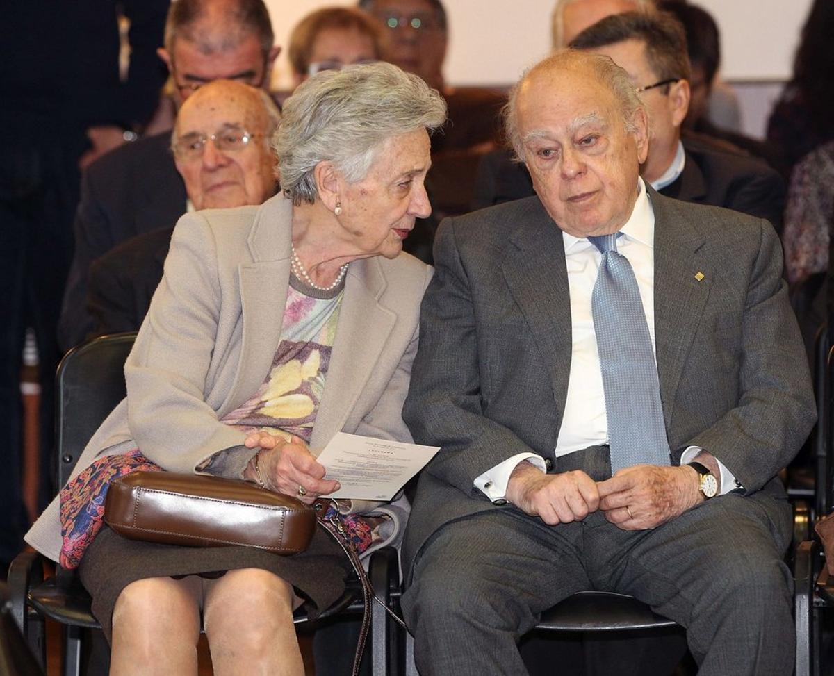 GRA406. SANT CUGAT DEL VALLÈS (BARCELONA), 15/04/2015.- El expresidente de la Generalitat Jordi Pujol y su esposa, Marta Ferrusola, han asistido hoy al acto de reconocimiento a los donantes de fondos documentales al Archivo Nacional de Cataluña entre 2005 y 2015, en el marco de los actos de celebración del 35 aniversario del archivo. EFE/Toni Garriga